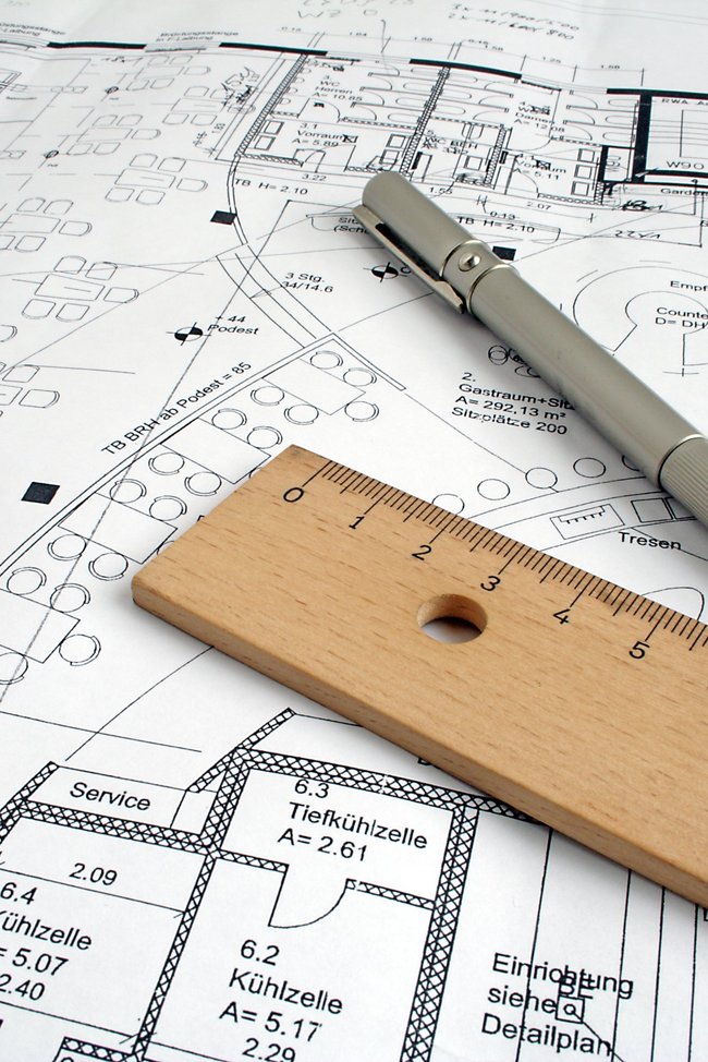 Bauplan mit Stift und Lineal.